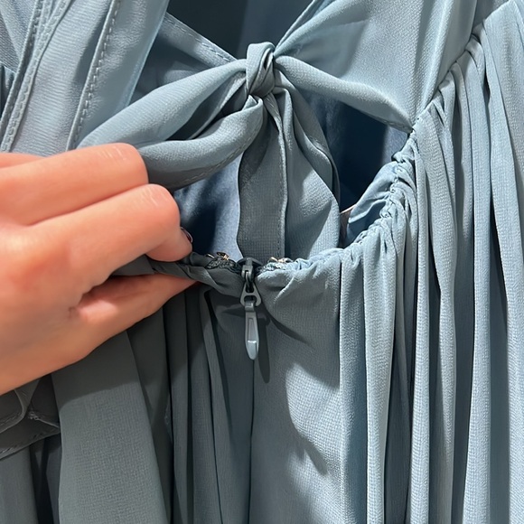 AZAZIE COLOR: BERMUDA Size 4 custom
Bermuda Flowy V-Neck Pleated Chiffon Dress - Picture 7 of 11